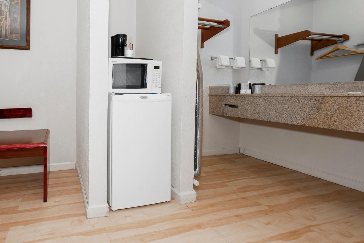 Red Roof Inn & Suites Рим Экстерьер фото