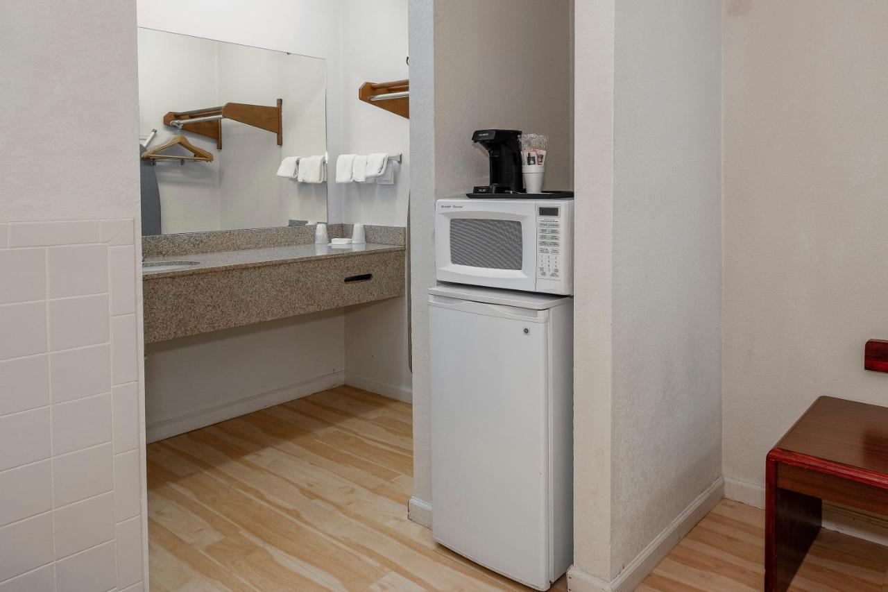 Red Roof Inn & Suites Рим Экстерьер фото