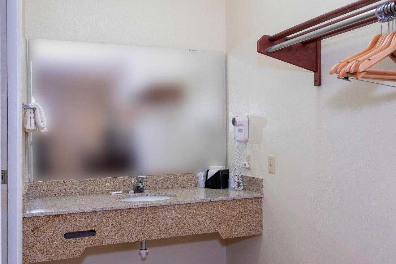 Red Roof Inn & Suites Рим Экстерьер фото