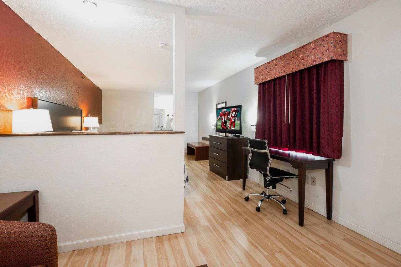 Red Roof Inn & Suites Рим Экстерьер фото