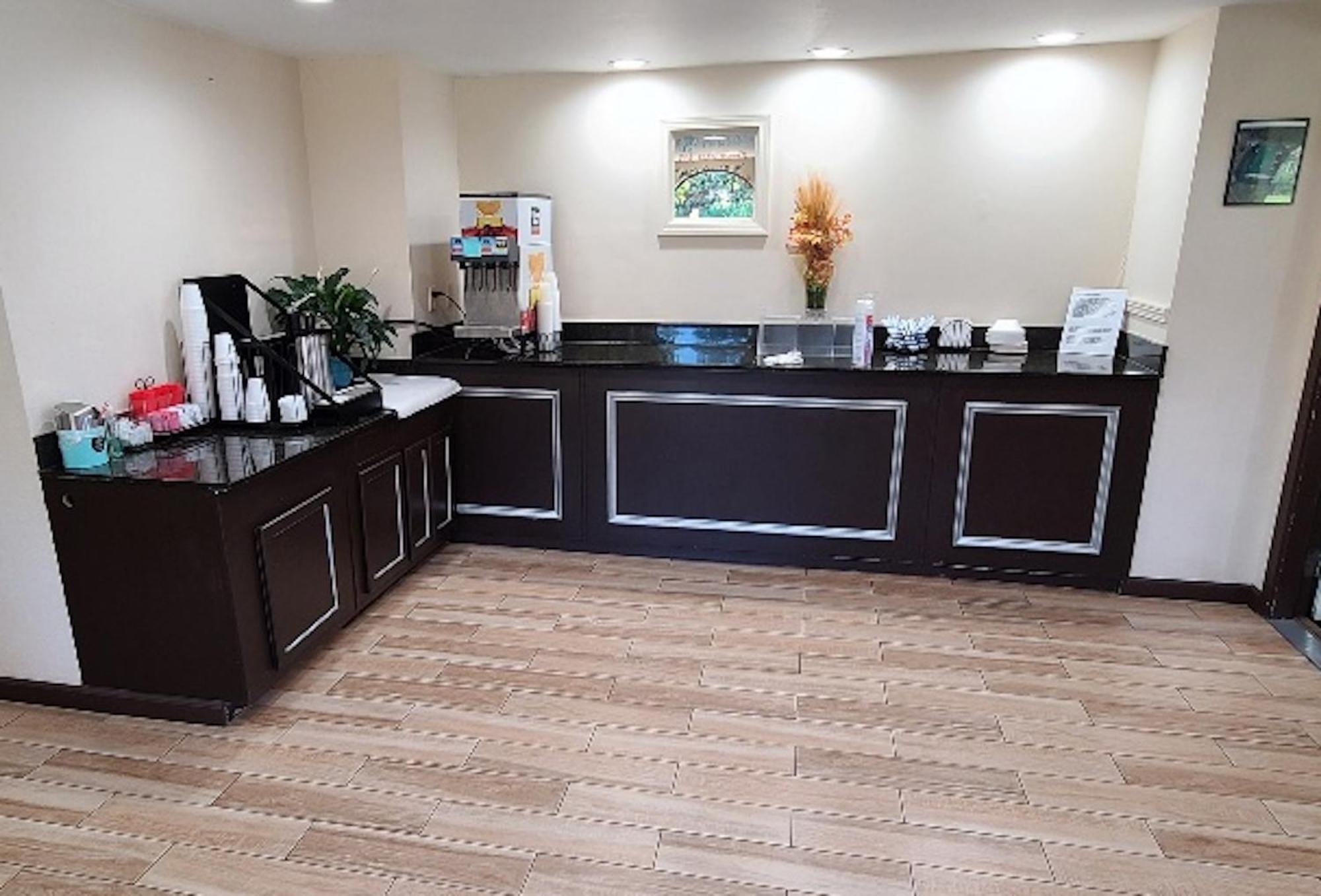Red Roof Inn & Suites Рим Экстерьер фото