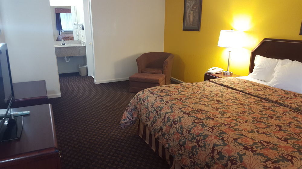 Red Roof Inn & Suites Рим Экстерьер фото